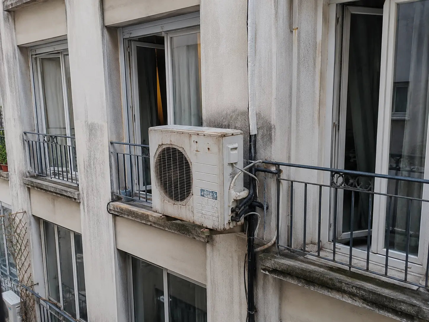 Unité extérieure de climatisation en copropriété avec contraintes de façade, bruit et voisinage