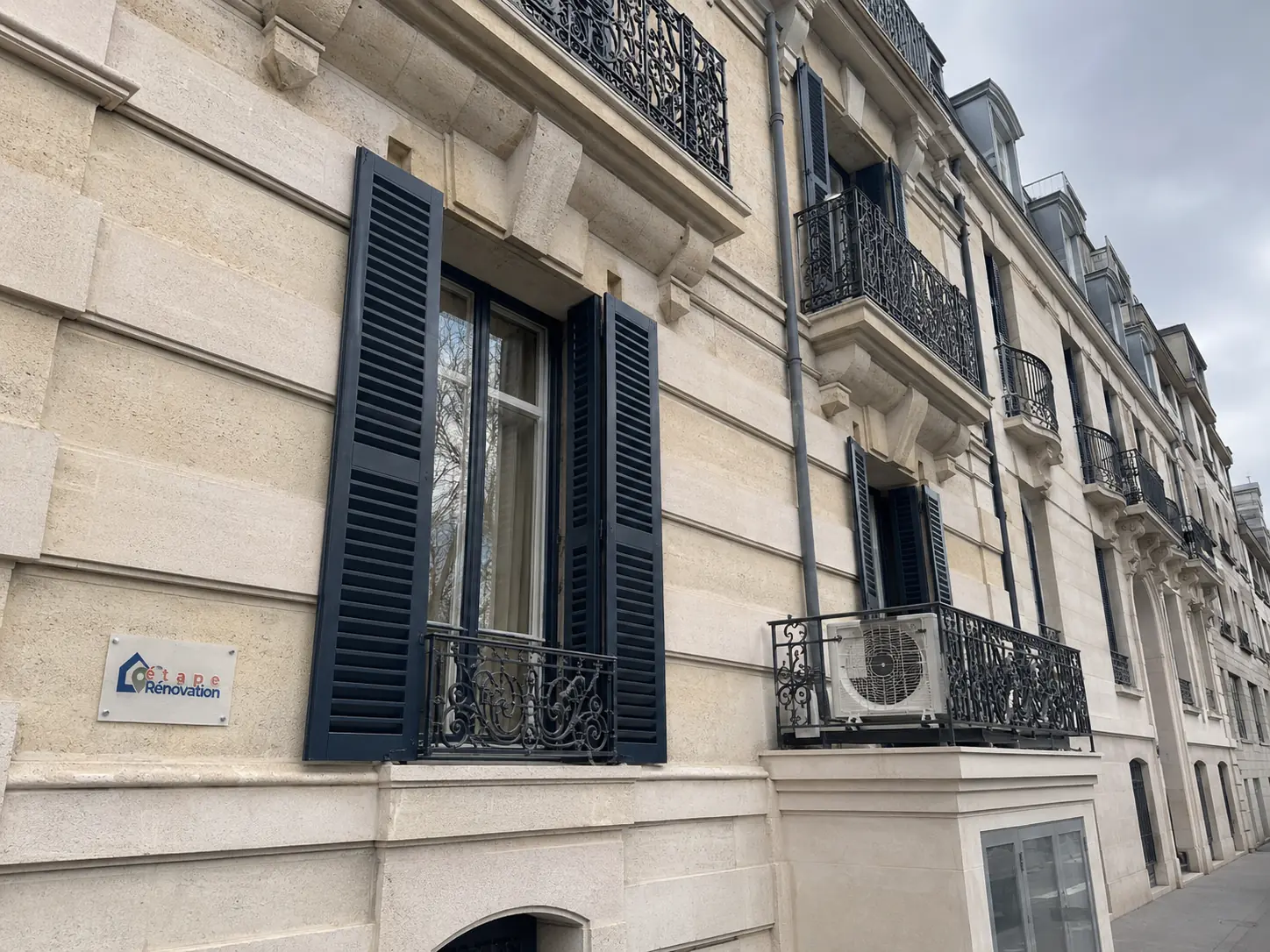 Façade d’immeuble en copropriété avec fenêtres, climatisation et travaux sensibles à vérifier