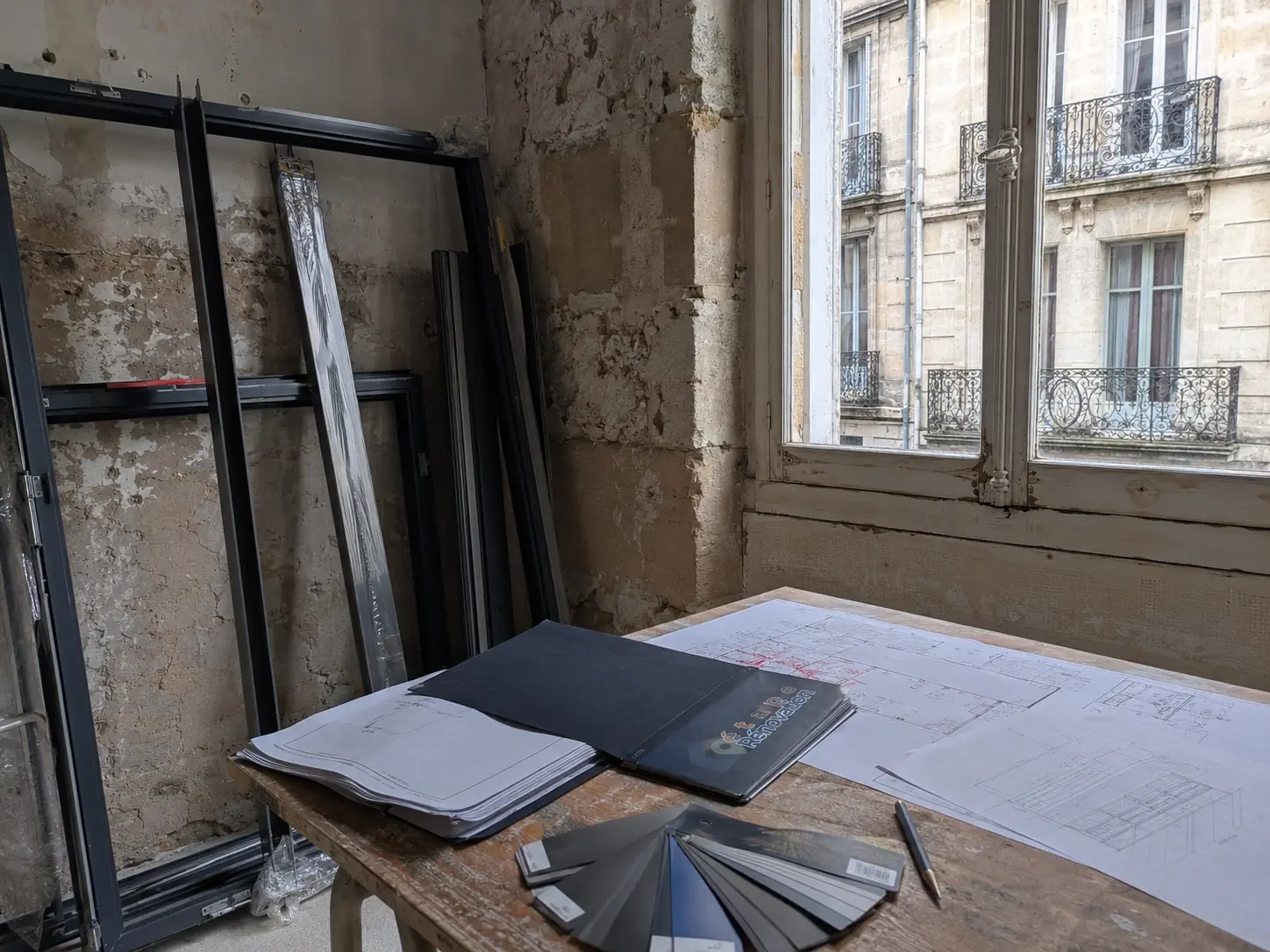 Projet de remplacement de fenêtres en copropriété avec échantillons de menuiserie, dossier administratif et façade à respecter