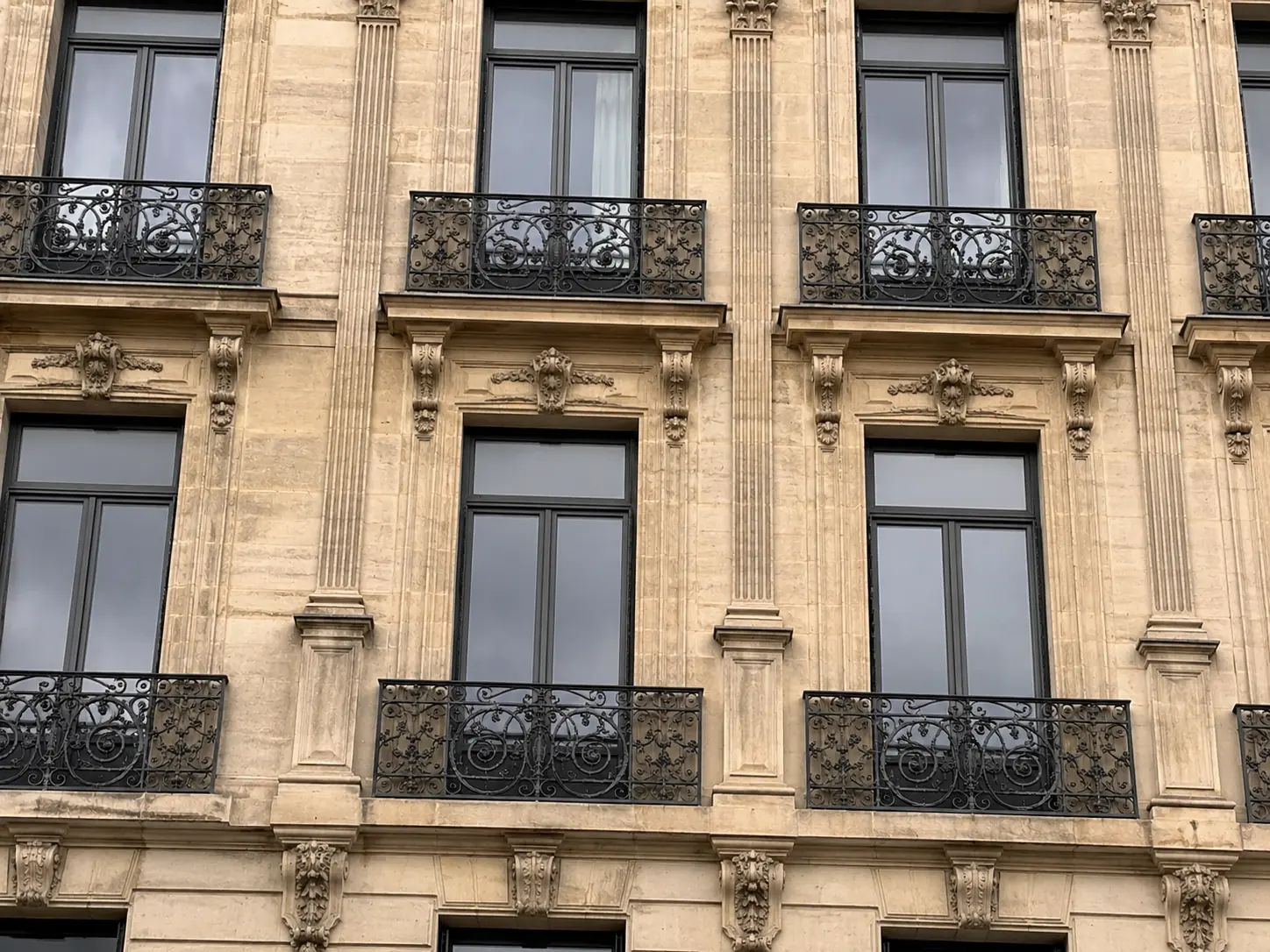 Fenêtres d’appartement en copropriété avec harmonie de façade à respecter