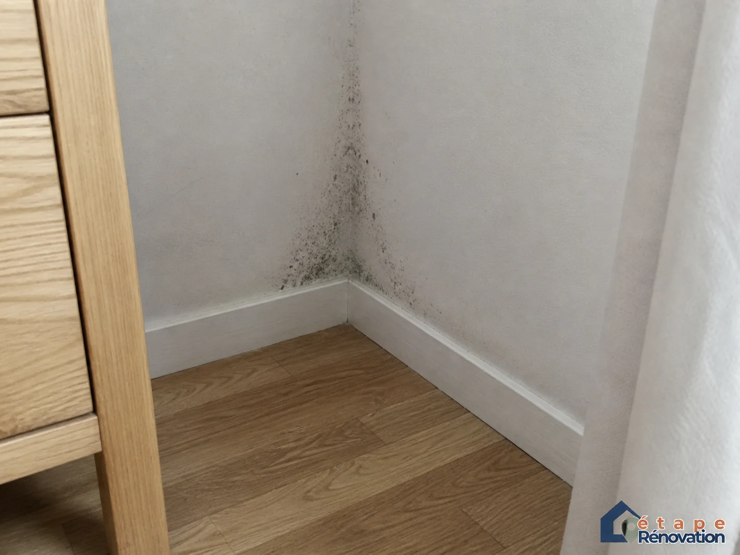 Moisissures dans un angle froid et mal ventilé