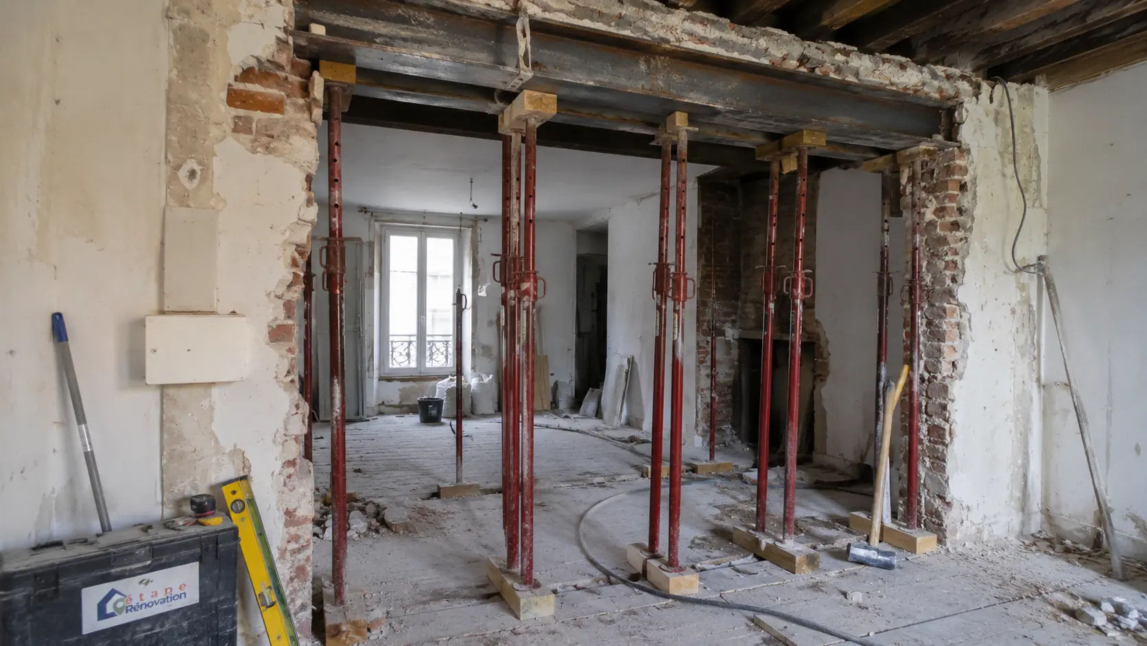 Appartement ancien avec ouverture de mur porteur sécurisée par des étais et une poutre métallique