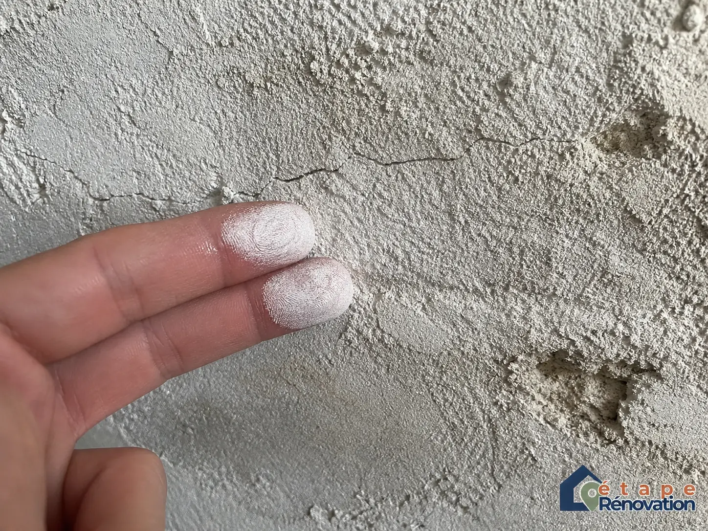 Plâtre farineux sur un mur humide gratté au doigt
