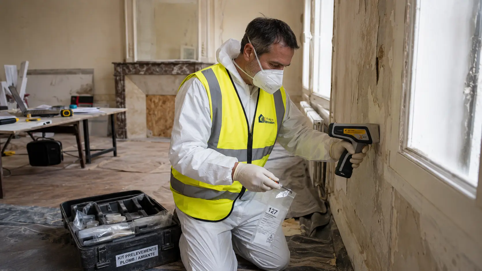 Professionnel réalisant un repérage avant travaux dans un appartement ancien