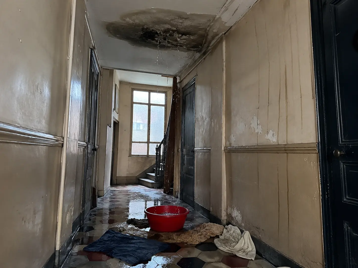Infiltration d’eau en copropriété avec fuite au plafond et intervention urgente à signaler au syndic