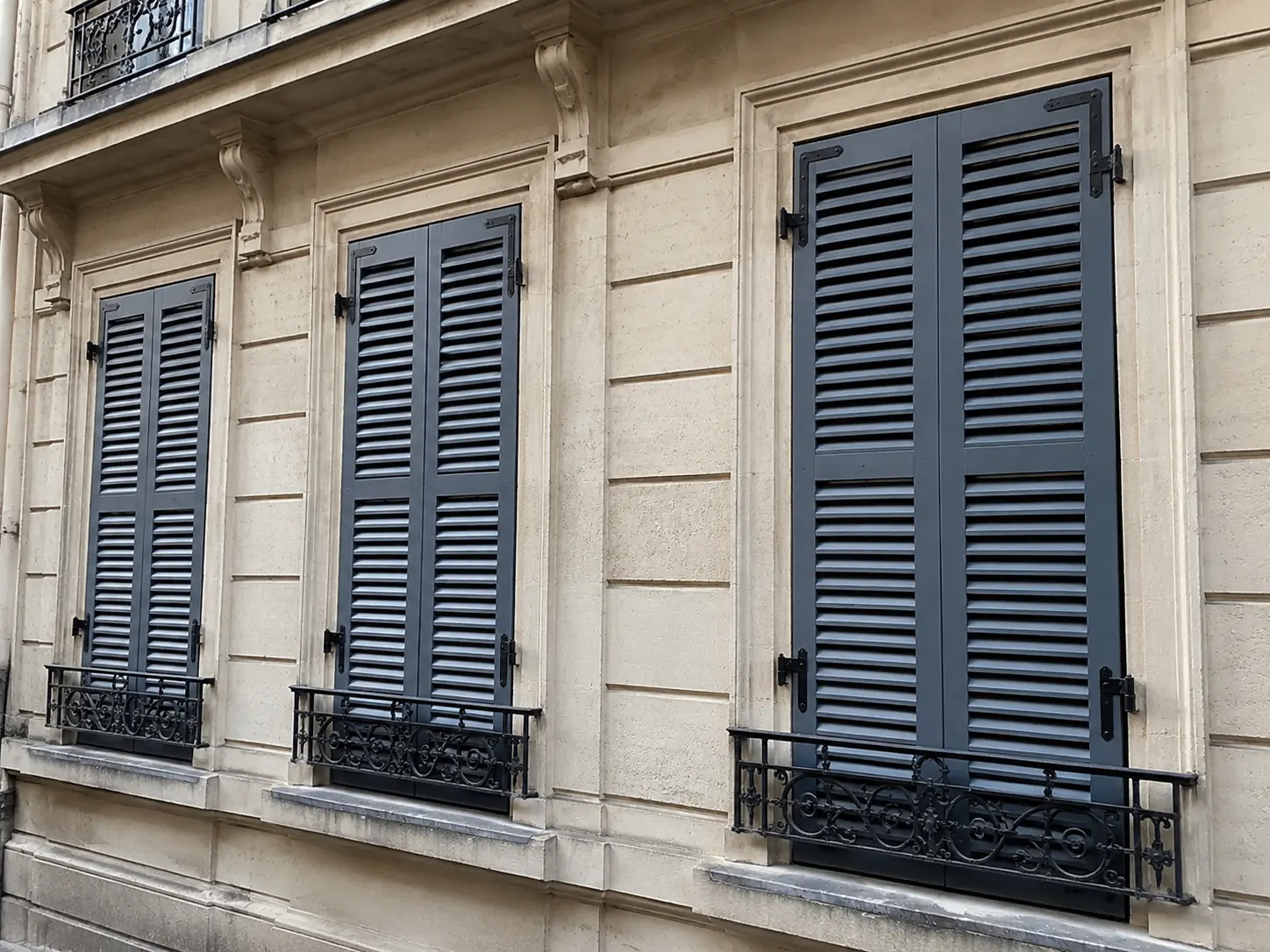 Volets d’appartement en copropriété avec couleur et matériau à respecter pour l’harmonie de façade